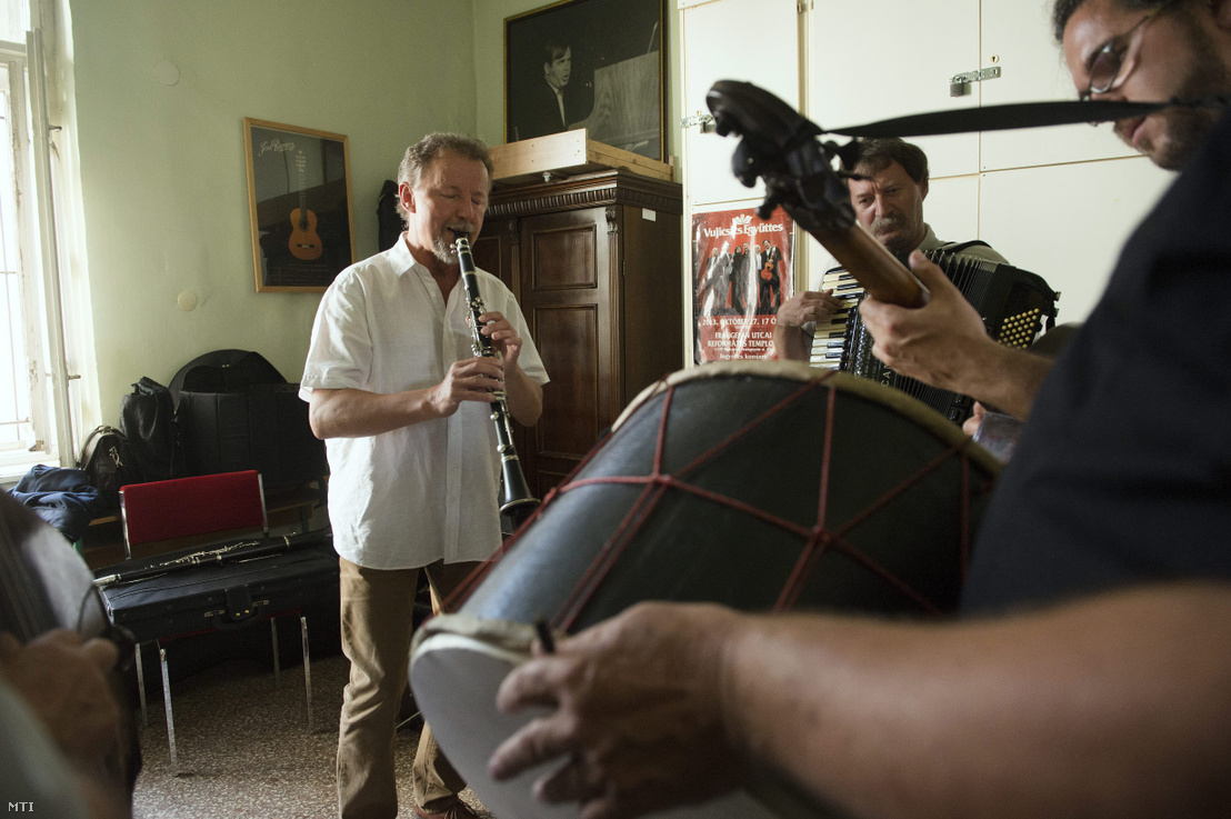 Borbély Mihály (b), Eredics Gábor (k) és Eredics Áron (j) a Kossuth-díjjal kitüntetett Vujicsics együttes tagjai a szentendrei Vujicsics Tihamér Zeneiskola próbatermében 2014. július 2-án