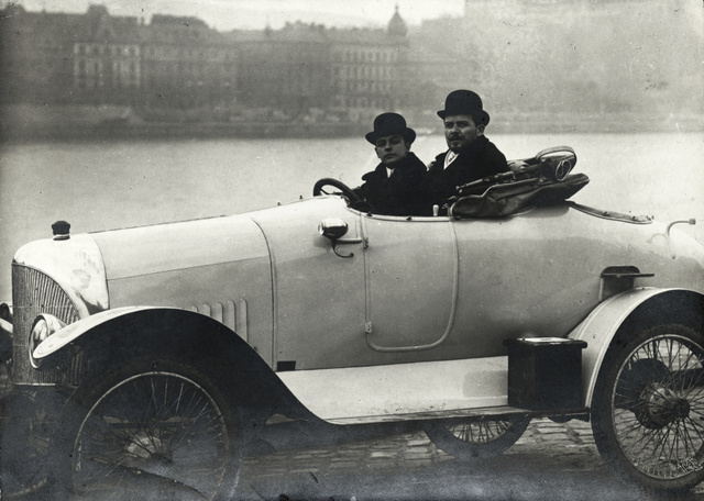 Az 1900-as évek első évtizedében alig pár autó közlekedett az országban, nagyrészt magyar gyártmányúak voltak