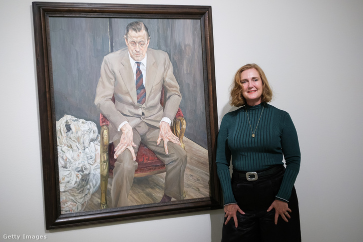 Francesca Thyssen-Bornemisza  a Lucian Freud festette, édesapját, Hans Heinrich Thyssen-Bornemisza bárót ábrázoló portré mellett a családi múzeumban, Madridban