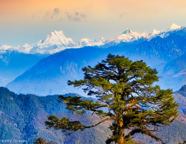 Bhután északi határán a Himalája húzódik, a háttérben a legmagasabb, 7570 méter magas hegye
