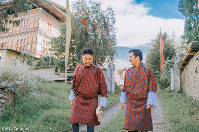 Bhutáni férfiak népviseletben