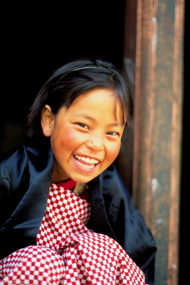 Boldog bhutáni kislány