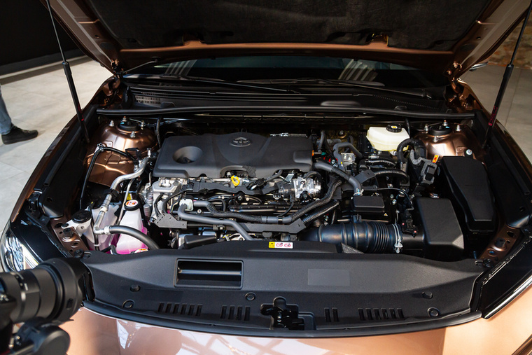 A háromhengeres motoroktól félők megnyugodhatnak, a Camry egy 2.5 literes négyhengeres benzinmotort kapott a Toyota ötödik generációs hibrid meghajtása mellé