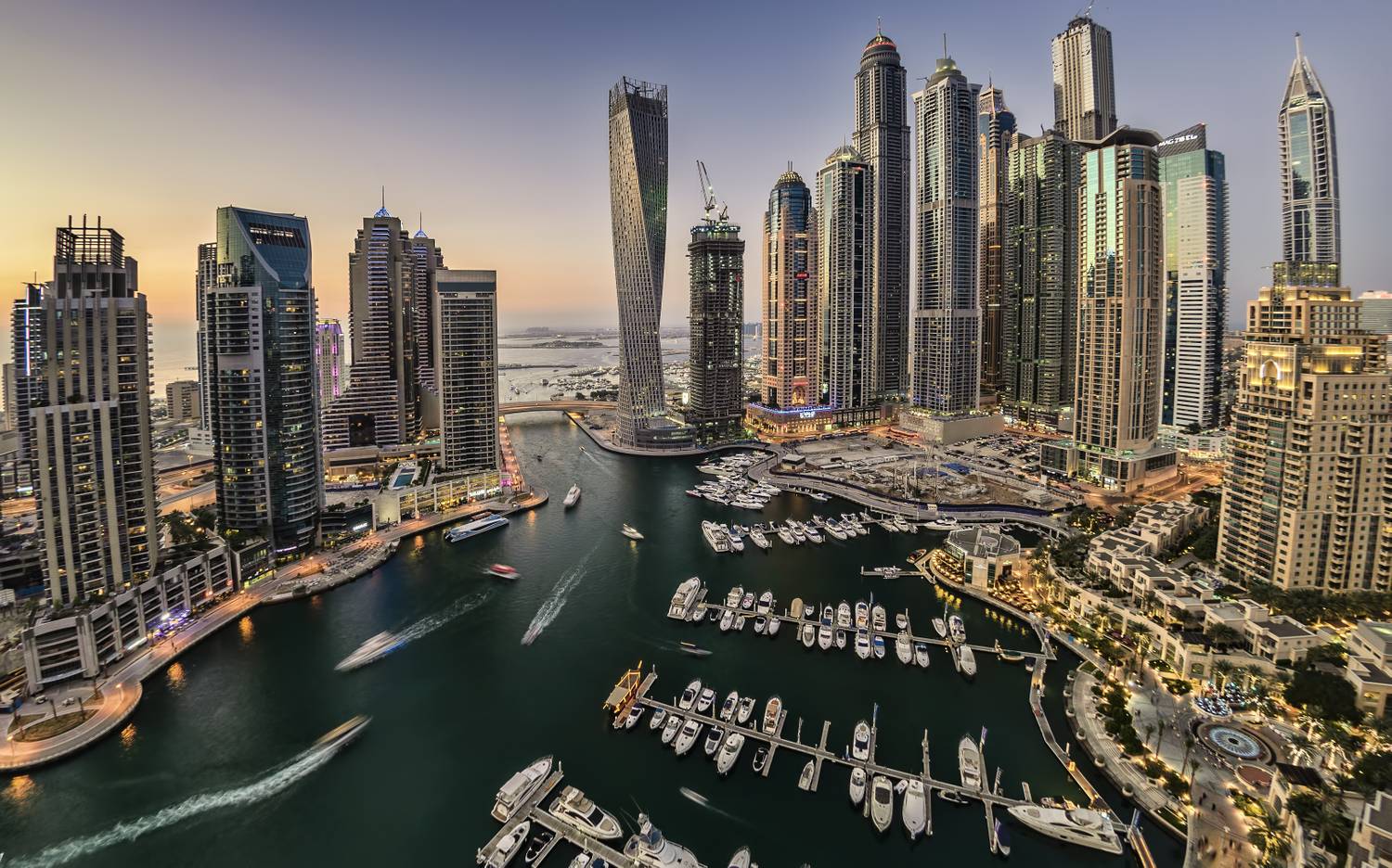 Dubaj, a halászfaluból lett luxusváros a világ egyik népszerűbb turisztikai célpontjává nőtte ki magát, utazók tömkelege szeretné egyszer látni a Burdzs Kalifát, a Marina Walk öblét vagy a Burdzs al-Arabot.