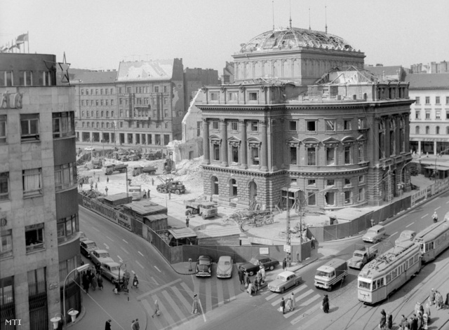 A régi Nemzeti Színház épületét a háborút követően megmentette szakértelme