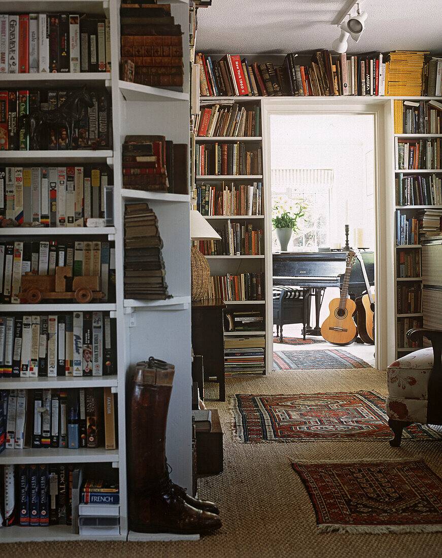 Egy igazi könyvfanatikus otthona, ahol mindenhonnan könyvek lógnak. Az ajtó feletti rész könyvespolcként való használata igen praktikus ötlet, ha máshol már elfogytak a helyek.