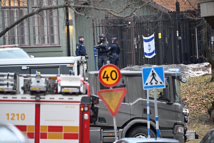 Rendőrök állnak a stockholmi izraeli nagykövetség előtt 2024. január 31-én