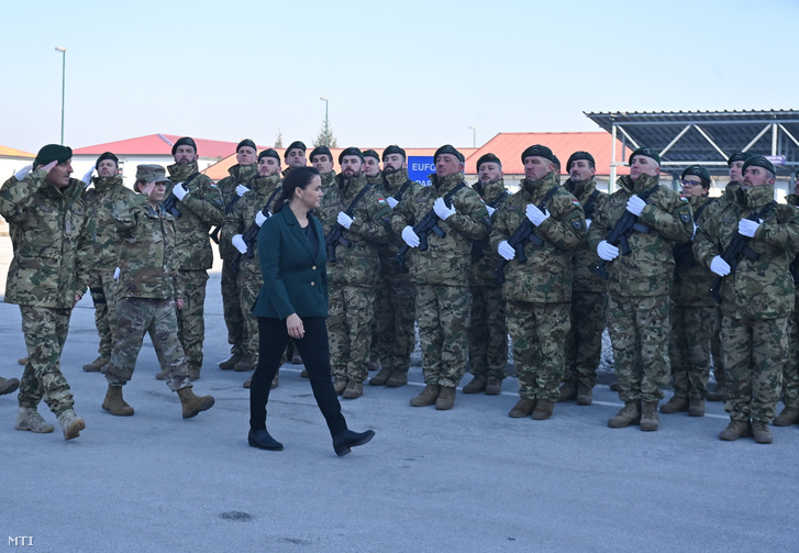 Katonai tiszteletadással fogadják Novák Katalin köztársasági elnököt az Európai Unió bosznia-hercegovinai békefenntartó missziója, az EUFOR Althea magyar kontingensénél tett látogatásán, a Szarajevó melletti Butmir katonai táborban 2024. január 31-én