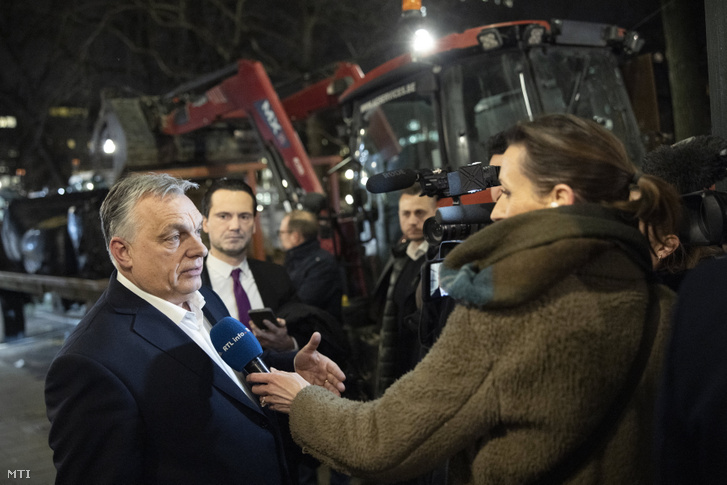 Orbán Viktor miniszterelnök újságíróknak nyilatkozik, miután a Brüsszel belvárosában tüntető gazdákkal találkozott 2024. január 31-én