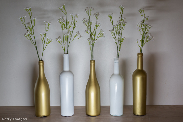 Kültéren és a lakásban is mutatós dísz lehet a borosüvegből készült váza vagy cserép
