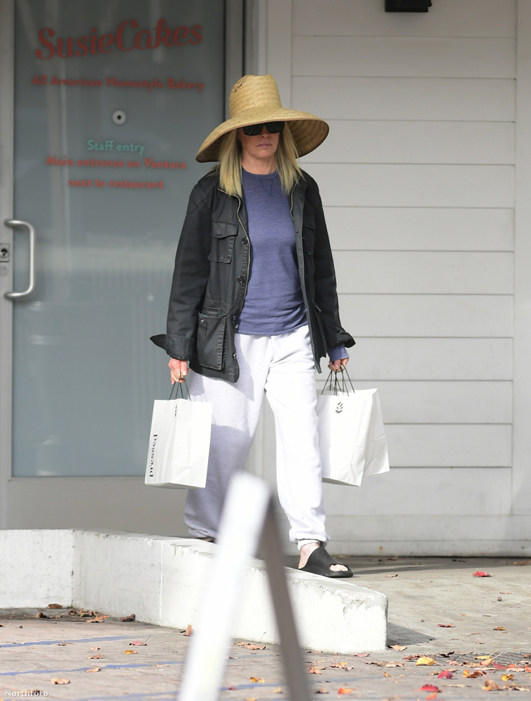 Kim Basingert Los Angelesben kapták lencsevégre, amint több táskányi dzsússzal az autója felé igyekezett