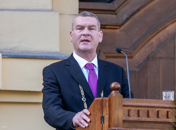 Botka László (Összefogás Szegedért) polgármester beszédet mond a Szeged-napi díszünnepségen a városháza előtti Széchenyi téren 2021. május 21-én