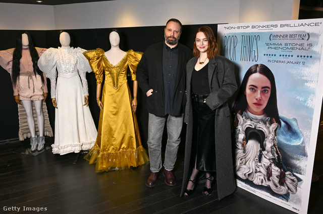 A Szegény párák néhány jelmeze és plakátja előtt a rendező és a főszereplő, Emma Stone