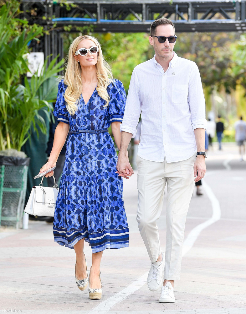 Paris Hilton a férjével, Cartel Reum amerikai író, vállalkozó és kockázati tőkebefektetővel andalgott Miamiban, amikor kattantak a vakuk.A 42 éves örökösnő és vele egykorú szerelme már a húszas éveik óta ismerik egymást, ám csak 2019-ben vált komollyá a viszonyuk