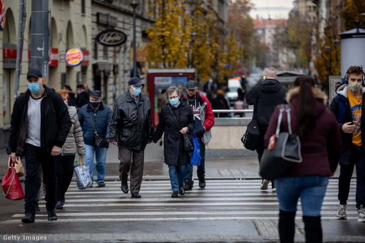 Maszkot viselő járókelők Budapesten 2020. november 20-án