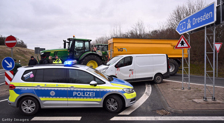 Traktorok blokkolják az A4-es autópálya Erfurt-nyugati lehajtóját Drezda irányába 2024. január 31-én