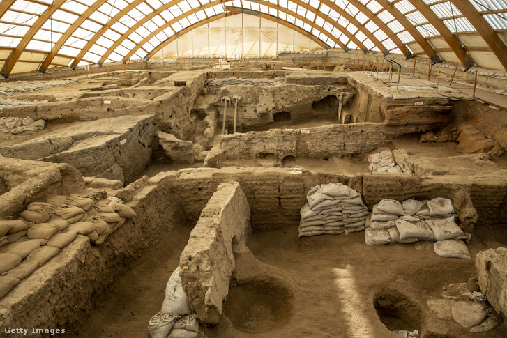 A 9 ezer éves településen, fénykorában, mintegy 1000 ház állt, és feltehetően mindenki viselt ruhát