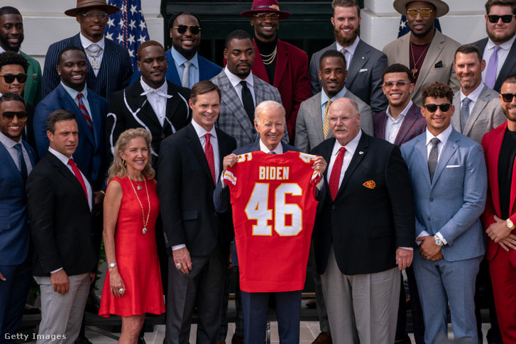 Joe Biden Kansas City Chiefs-mezt mutat be a Super Bowl-győztes csapat mellett 2023. június 5-én