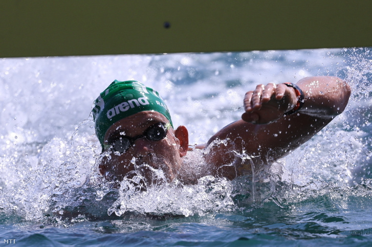 A későbbi aranyérmes Rasovszky Kristóf a férfi nyíltvízi úszók 10 kilométeres versenyében a dohai vizes világbajnokságon 2024. február 4-én