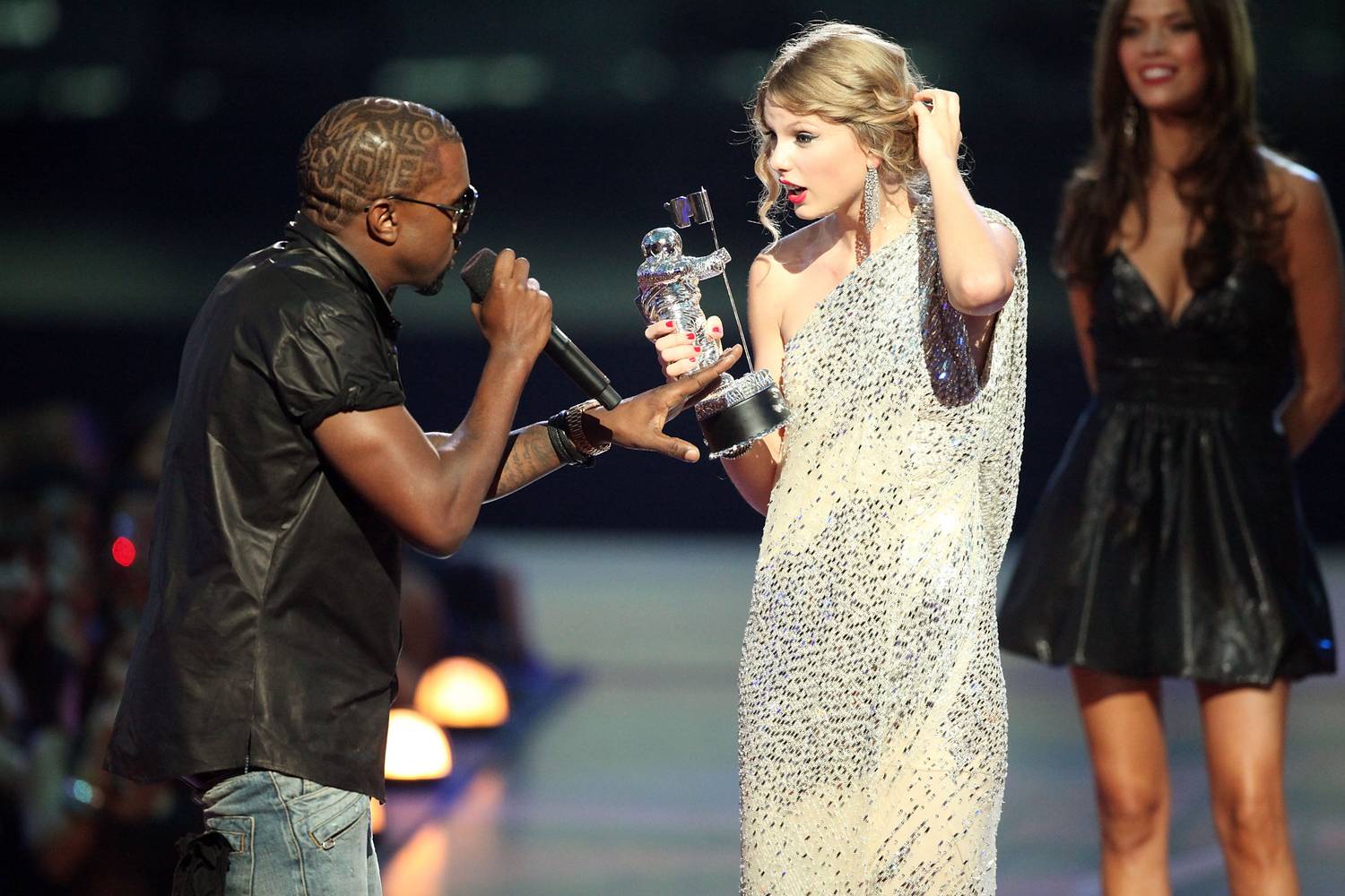 2009-ben Kanye West az MTV Video Music Awards színpadán alázta meg az énekesnőt.