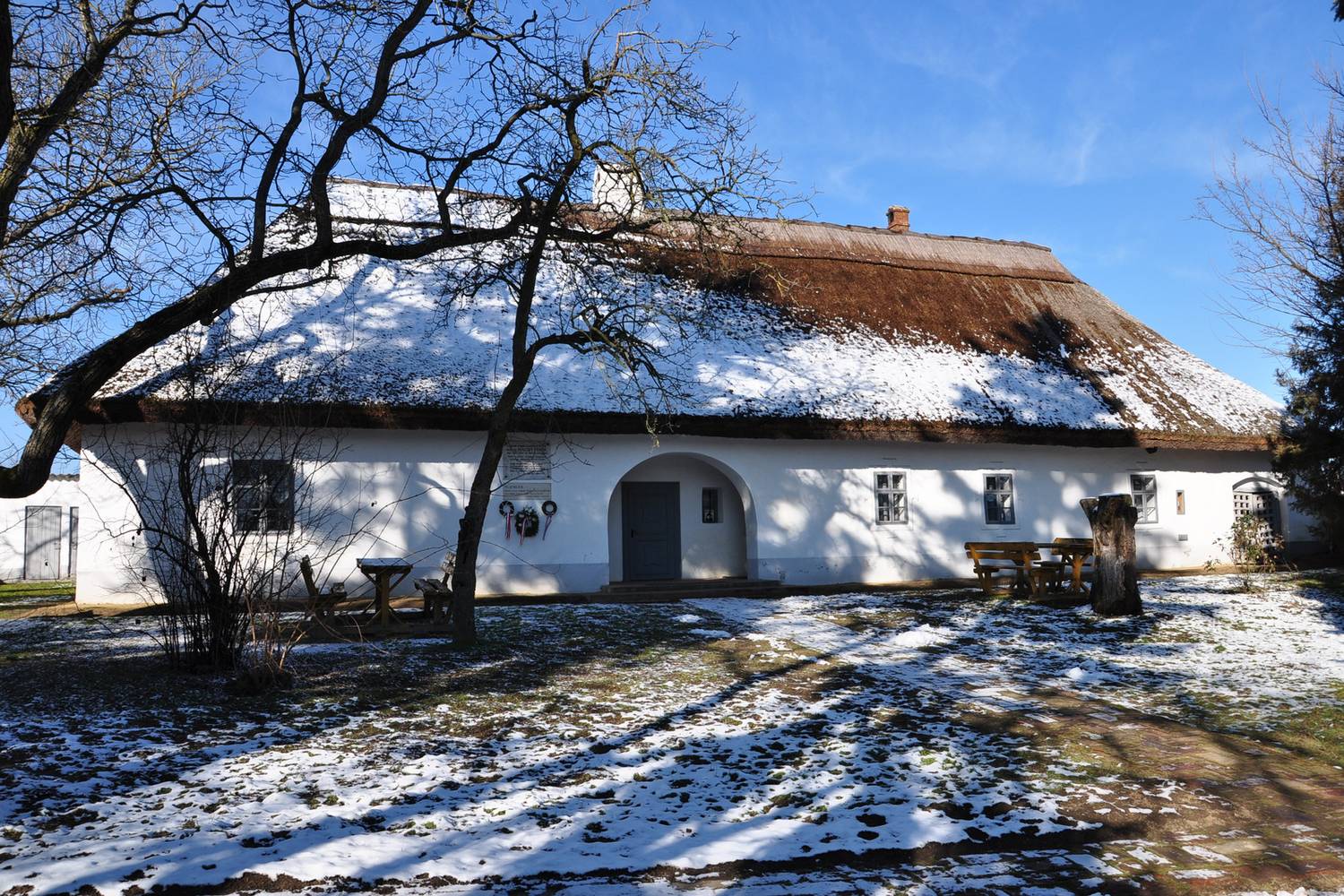 A himnusz szerzője, Kölcsey Ferenc Sződemeteren született, de gyermekkorát ebben az álmosdi kúriában töltötte. A Debrecentől 35 km-re keletre fekvő, agyagtéglából és zsindelyes tetővel épült ház ma már műemlék, és kiállításnak ad helyet.