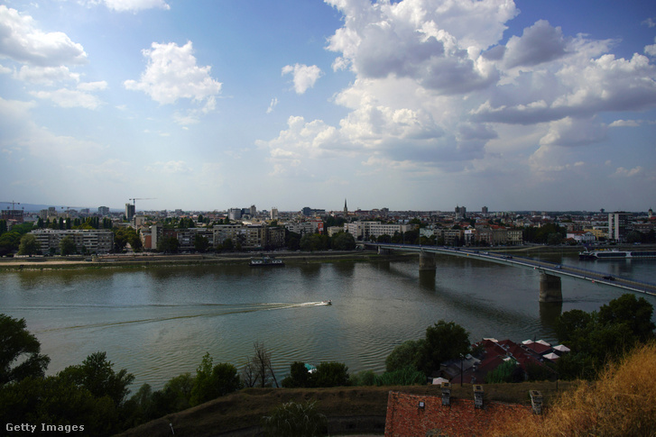 Lakó- és kereskedelmi épületek a Duna partján, a péterváradi erőd felől a szerbiai Újvidéken 2022. augusztus 29-én