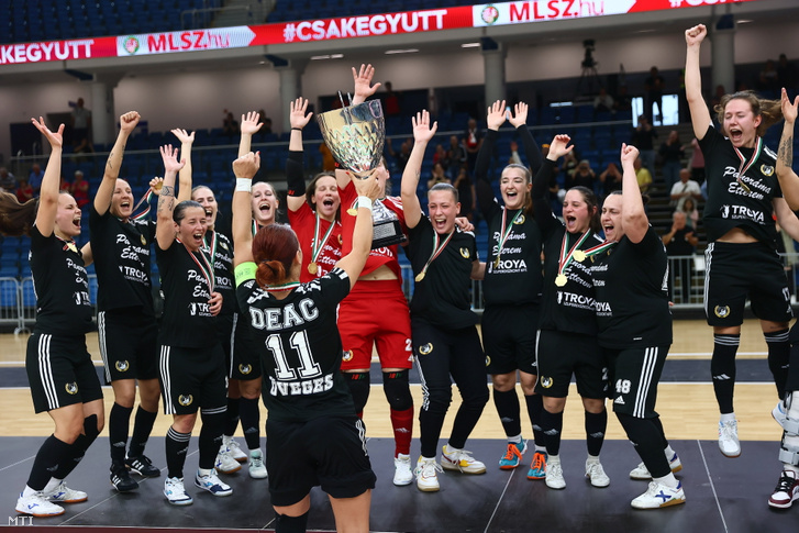 A győztes debreceni csapat tagjai ünnepelnek a trófeával a futsal Magyar Kupa női döntőjében játszott Tolna-Mözs–DEAC mérkőzés utáni eredményhirdetésen a debreceni Főnix Arénában 2023. május 7-én