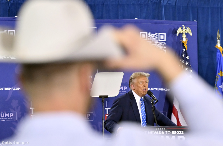 Donald Trump republikánus elnökjelölt és volt amerikai elnök beszél a Big League Dreams Las Vegas-i kampányrendezvényén 2024. január 27-én Las Vegasban, Nevadában