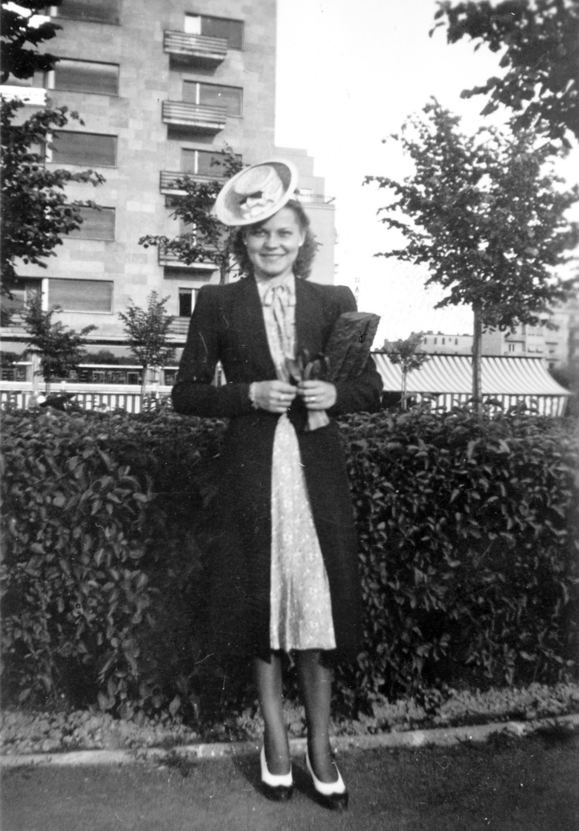 Szent István park, háttérben a 27. sz. ház Dunára néző frontja, 1938