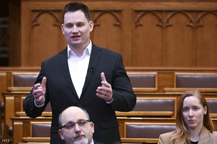 Kanász-Nagy Máté az LMP képviselője napirend előtt szólal fel az Országgyűlés rendkívüli plenáris ülésén 2024. február 5-én