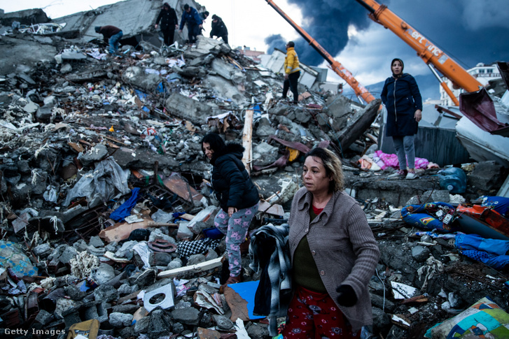 A földrengés túlélői híreket várnak szeretteikről, akikről úgy vélik, hogy az összeomlott épületek alatt rekedtek a halálos földrengés után 2023. február 7-én Iskenderunban, Törökországban