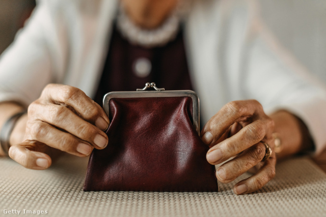 A nyugdíjasoknak ebben a hónapban dupla összeg jár