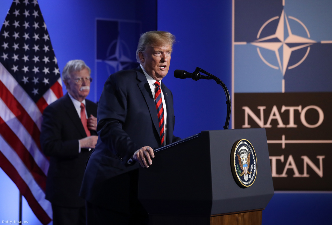 Donald Trump amerikai elnök John Bolton nemzetbiztonsági tanácsadóval karöltve beszél a sajtónak a 2018-as NATO-csúcstalálkozó második napján tartott sajtótájékoztatón a belgiumi Brüsszelben 2018. július 12-én