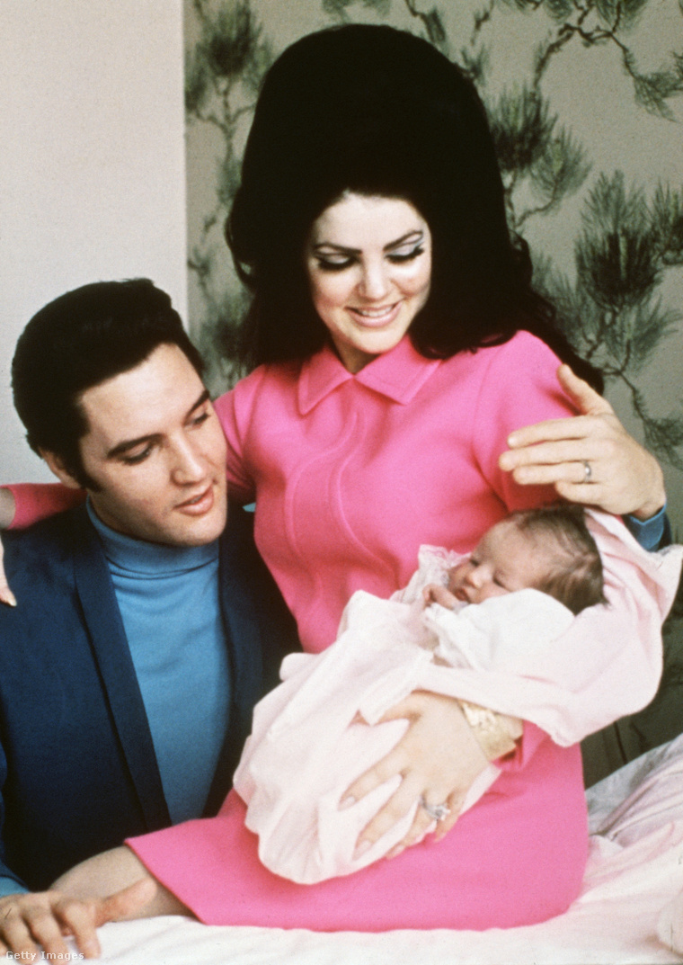 Elvis és Priscilla 1967-ben kötötték össze életüket, és az esküvő után kilenc hónappal született meg első és egyetlen gyermekük, Lisa Marie Presley. A házasság azonban Elvis nőcsábász életvitele miatt 1973-ban véget ért. Fotó: Bettmann / Getty Images Hungary