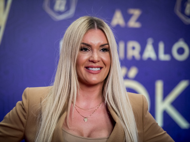 Hódi Pamela dekoltázsát és fenekét videóban veheti szemügyre, 50 felett is bombázó Polgár Tünde