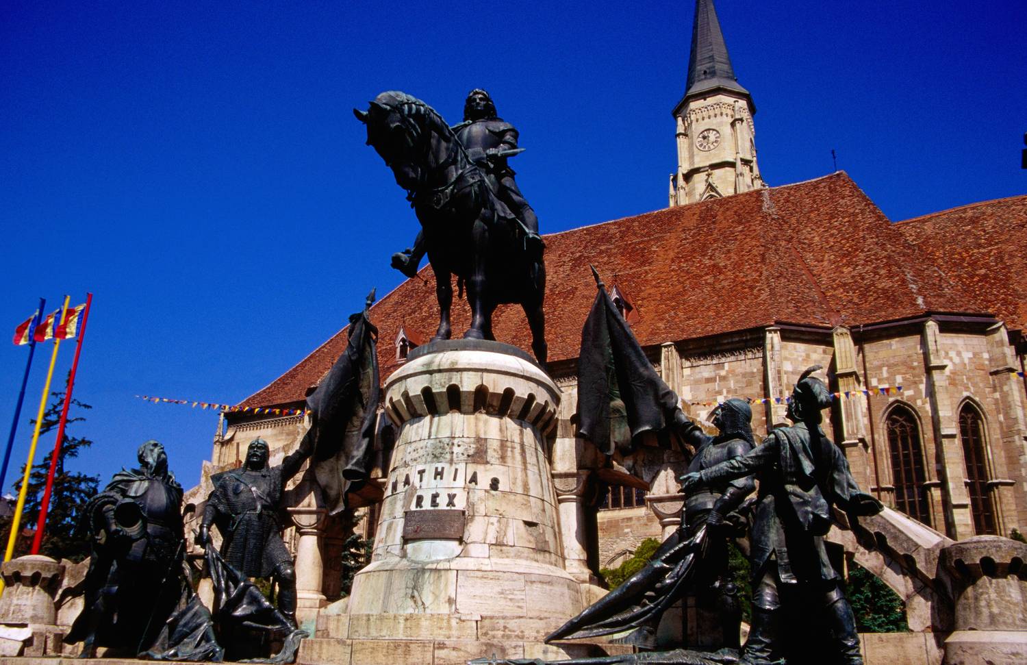 Kolozsvár legmeghatározóbb pontja és jelképe óvárosi főtere, a Piața Unirii, ahol a nagy múltú Szent Mihály-templom vagy Fadrusz János Mátyás királyról készített emlékműve magasodik.