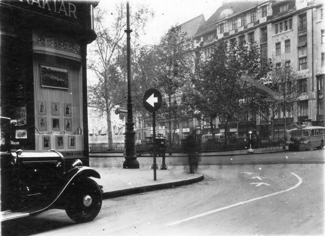 A Vörösmarty tér a Deák Ferenc utca felől nézve (1938)