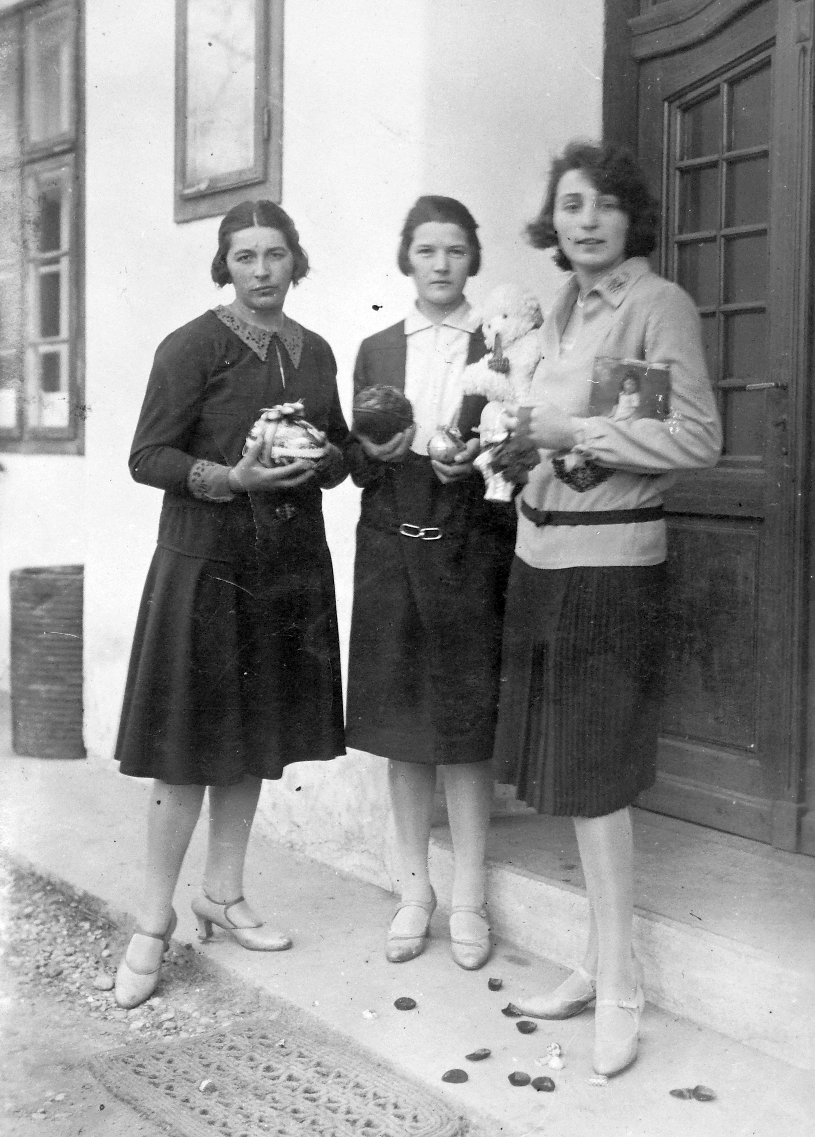 Fiatal nők 1933-ban. Talán épp a locsolóikat várták.