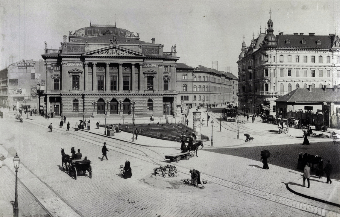 A Népszínház (a későbbi Nemzeti Színház) a mai Blaha Lujza téren a Rákóczi (Kerepesi) út felől nézve. Jobbra a Népszínház utca. A felvétel 1893-ban készült