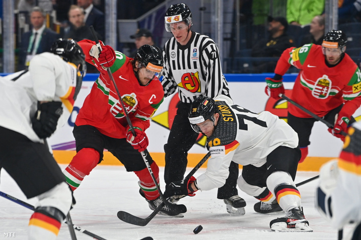 Nagy Gergő (b2) és német Nico Sturm (b4) a jégkorong-világbajnokság hatodik fordulójában játszott Magyarország - Németország mérkőzésen a finnországi Tamperében 2023. május 21-én