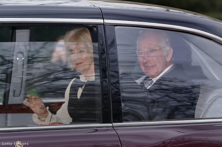 Kamilla királyné és III. Károly a Buckingham-palota felé menet február 6-án