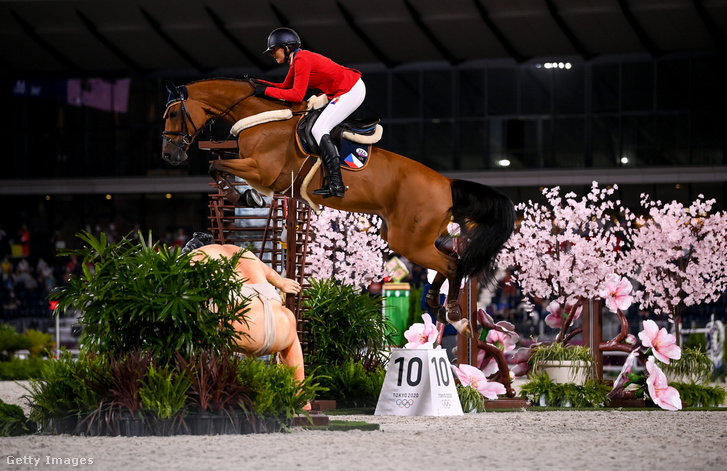 A cseh Anna Kellnerova a Catch Me If Can Old nevű lovon a 2020-as tokiói nyári olimpiai játékok egyéni díjugrató selejtezőjében a Lovasparkban, Tokióban 2020 augusztusában