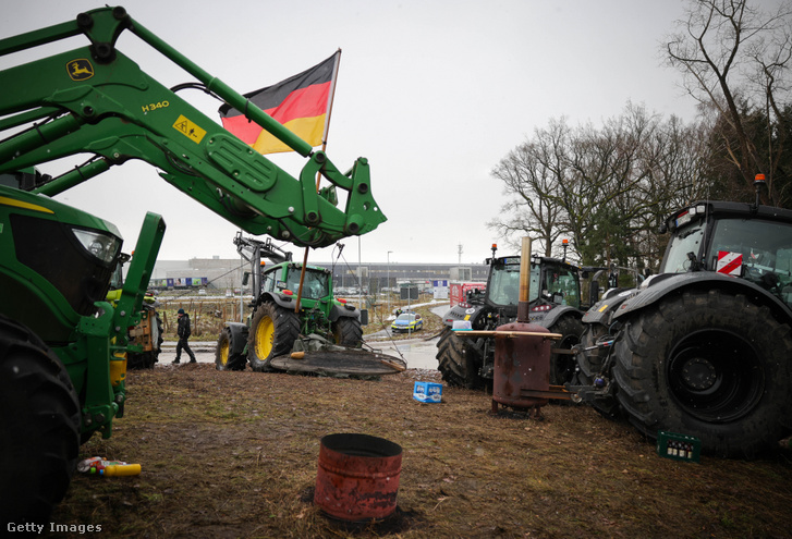 Német gazdák traktorjaikkal az Aldi központi raktár előtt 2024. január 15-én
