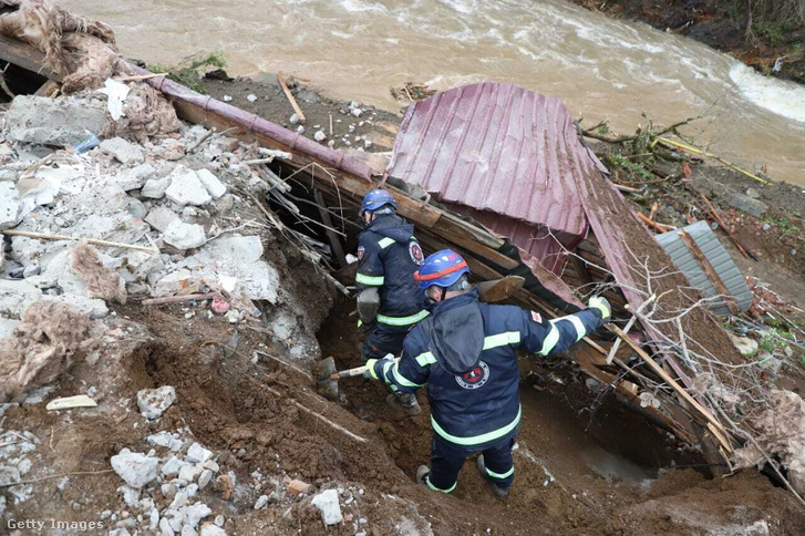 Mentők kutatnak túlélők után a Negreti Imereti faluban történt földcsuszamlás után, 2024. február 7-én