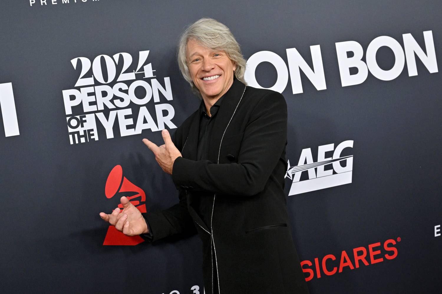 Jon Bon Jovi idén február 2.-án elnyerte „Az év embere” kitüntetést mind a zenei élethez, mind a jótékonysághoz való hozzájárulásai miatt.