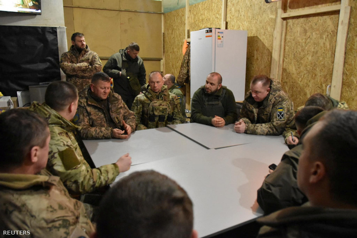 Az ukrán fegyveres erők főparancsnoka Valerij Zaluzsnij, Szerhij Saptala vezérkari főnök, Rusztem Umerov védelmi miniszter és Olekszandr Szirszkij, a szárazföldi erők parancsnoka meglátogatja az ukrán katonák egyik állását az Ukrajna elleni orosz támadás közepette, az ukrajnai Harkivi terület Kupjanszk városának közelében 2024. január 9-én
