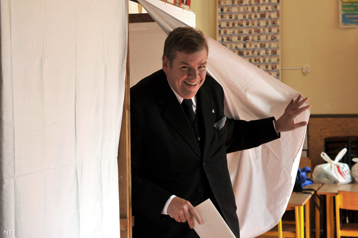 Schmuck Andor, a Szociáldemokraták Magyar Polgári Pártjának elnöke kilép a szavazófülkéből a Pest megyei Gödön a Németh László Általános Iskolában kialakított 5. számú szavazókörben az önkormányzati választáson 2014. október 12-én
