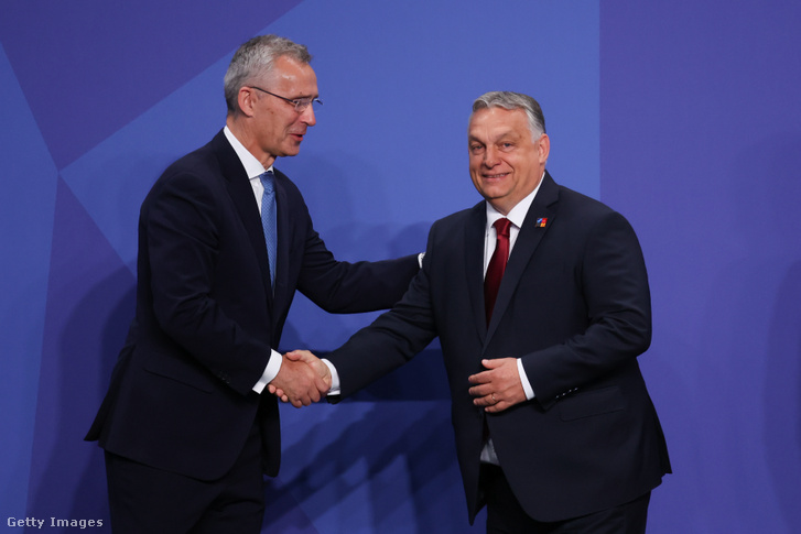 Jens Stoltenberg és Orbán Viktor a NATO-csúcstalálkozó üdvözlő ünnepségén Madridban 2022. június 29-én