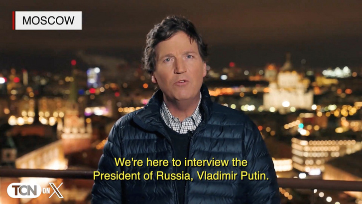 Tucker Carlson amerikai médiaszemélyiség Vlagyimir Putyin orosz elnökkel készített interjújáról beszél Moszkvában, Oroszországban 2024. február 6-án