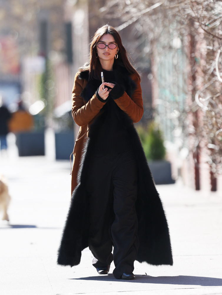 Emily Ratajkowski egy New York-i sétán látható